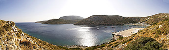 Bucht und Hafen der Insel Agathonissi
